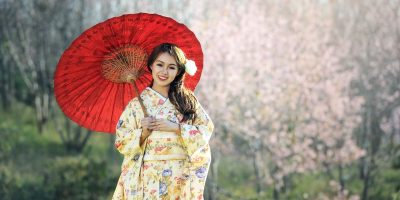 亲子家庭在日本京都神社前合影，孩子穿和服体验world日本传统文化