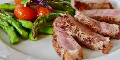 摩洛哥塔吉锅炖肉配香料蔬菜，陶制锅具配北非传统餐桌，world非洲美食场景