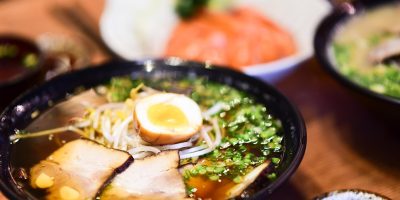 日本拉面特写，浓郁猪骨汤底配叉烧与溏心蛋，蒸汽袅袅，world日本美食代表