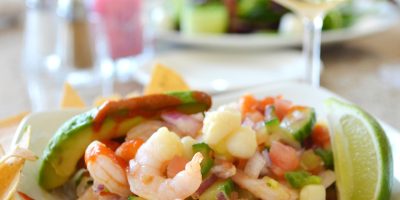 秘鲁ceviche酸橘汁腌生鱼配红洋葱玉米，色彩鲜艳，world南美洲特色美食